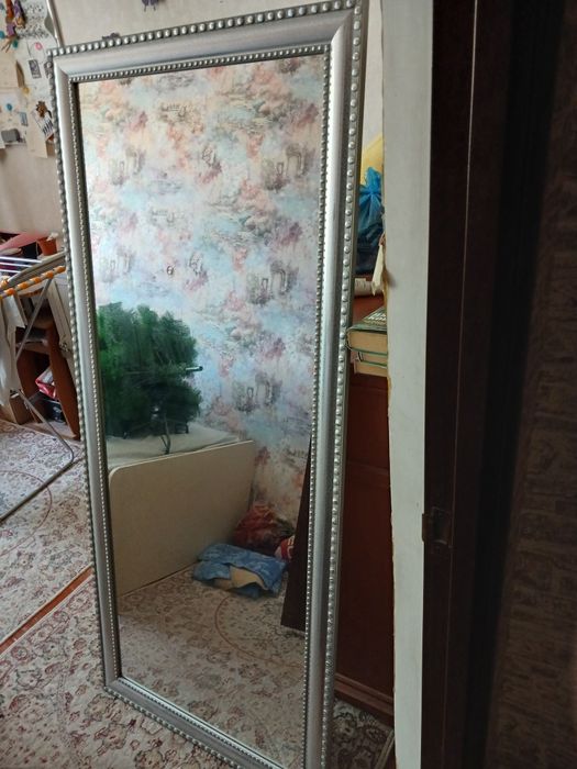Зеркало с рамой для спальни