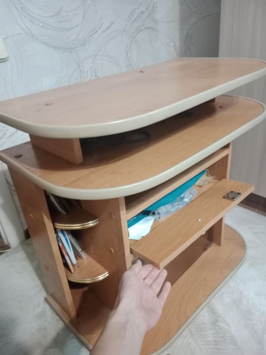 Тумбочка на колесах