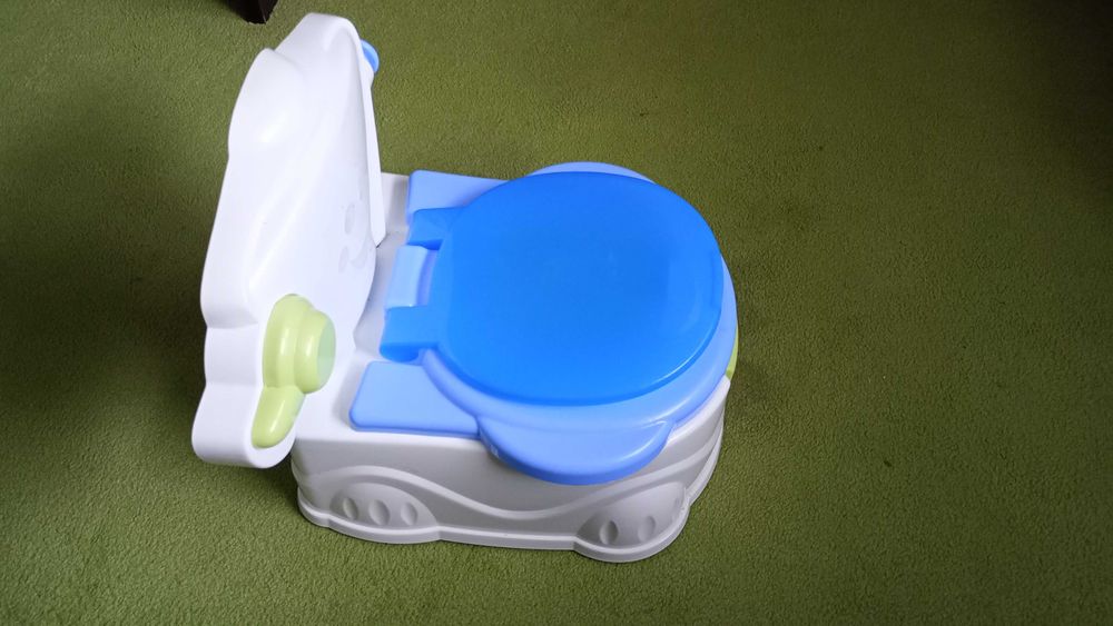 Детско столче, 3 бр. гърнета и тоалетни седалки и масичка