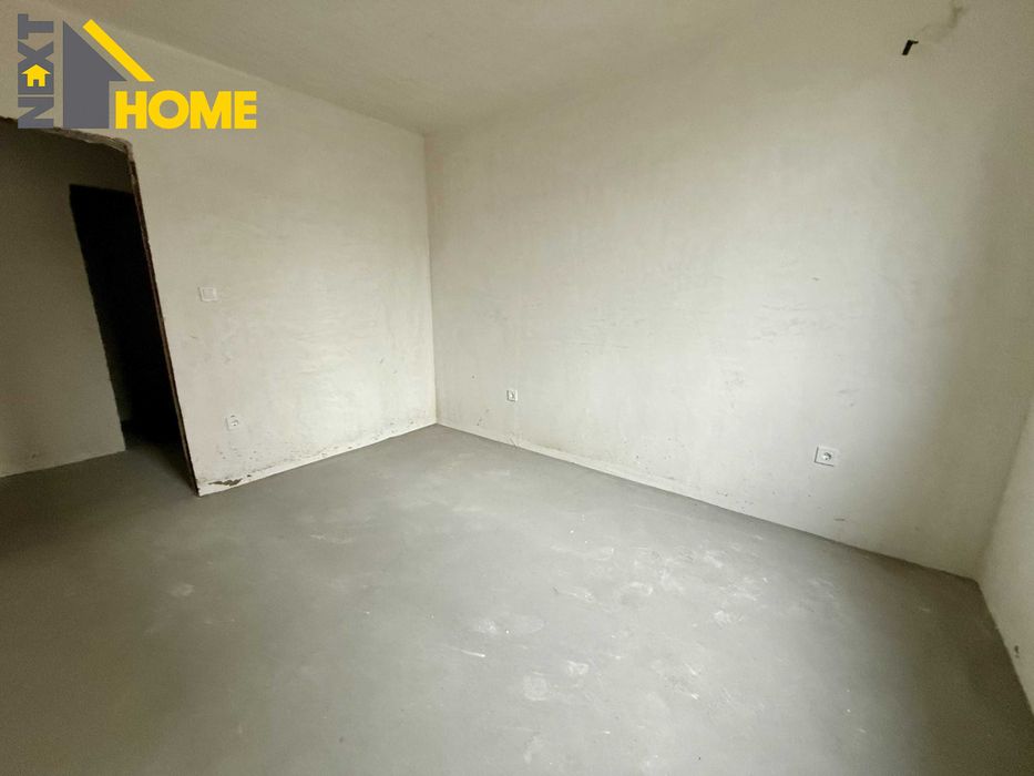 Тристаен апартамент в новопостроена жилищна сграда, със собствен двор