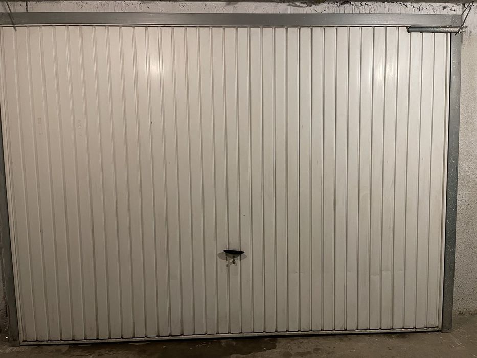 Гаражна врата тип "Летящо крило"