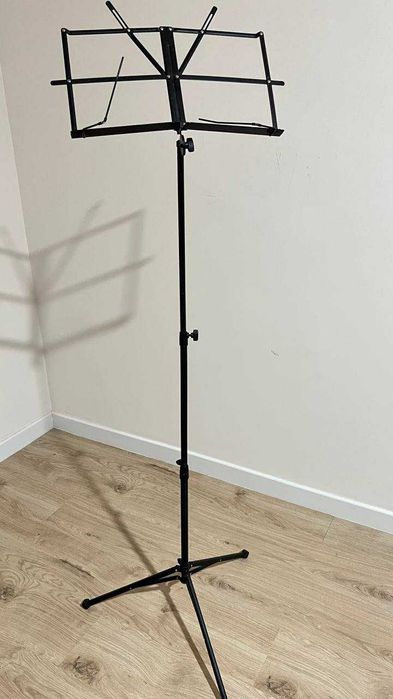 Продается скрипка 4/4 + Подставка для нот (пюпитр).