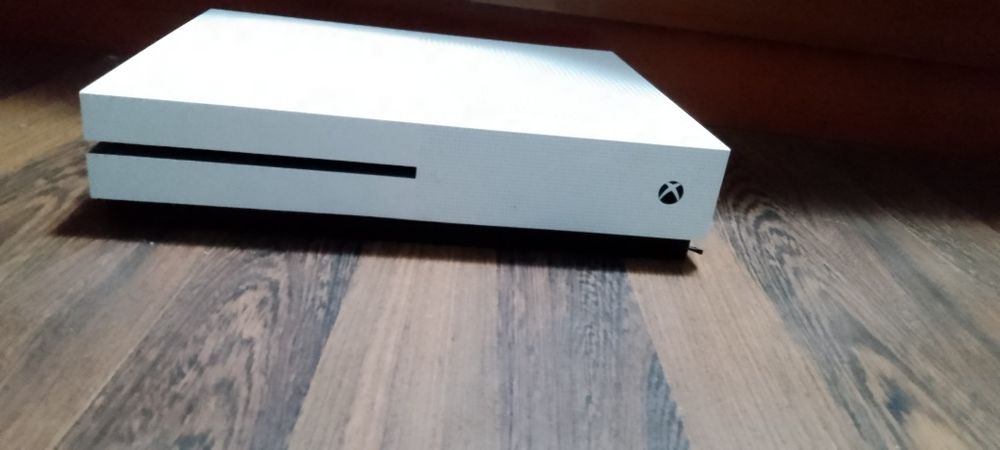 Vând Xbox one s un TB, mai multe în descrierea