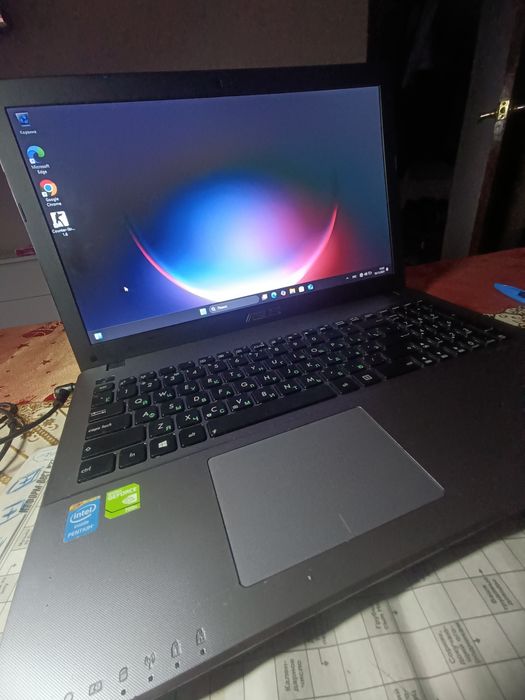 Ноутбук Asus работает от сети .