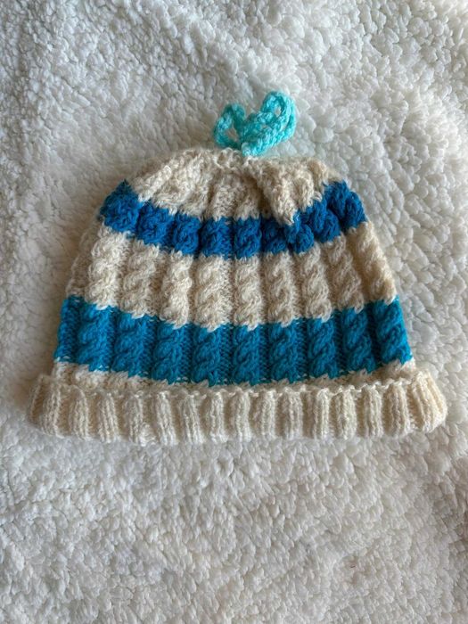 Ръчно изплетени шапки от баба с плетен помпон