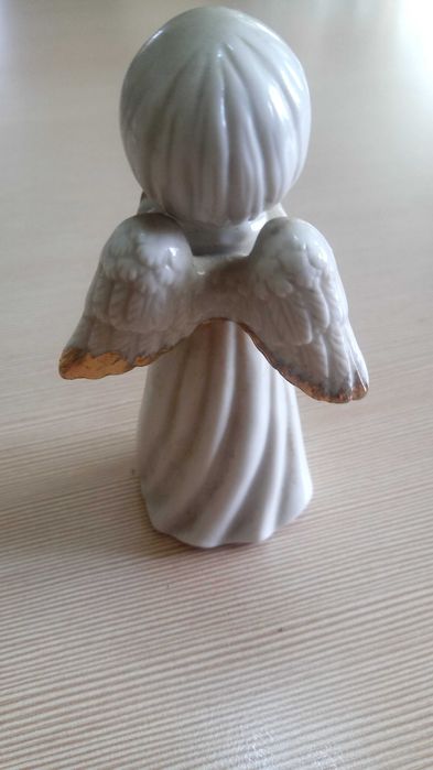 Комплект от два броя порцеланови статуетки и една стъклена кошничка.