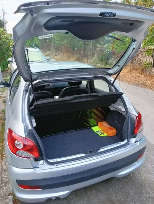 Автомобил Peugeot 206+