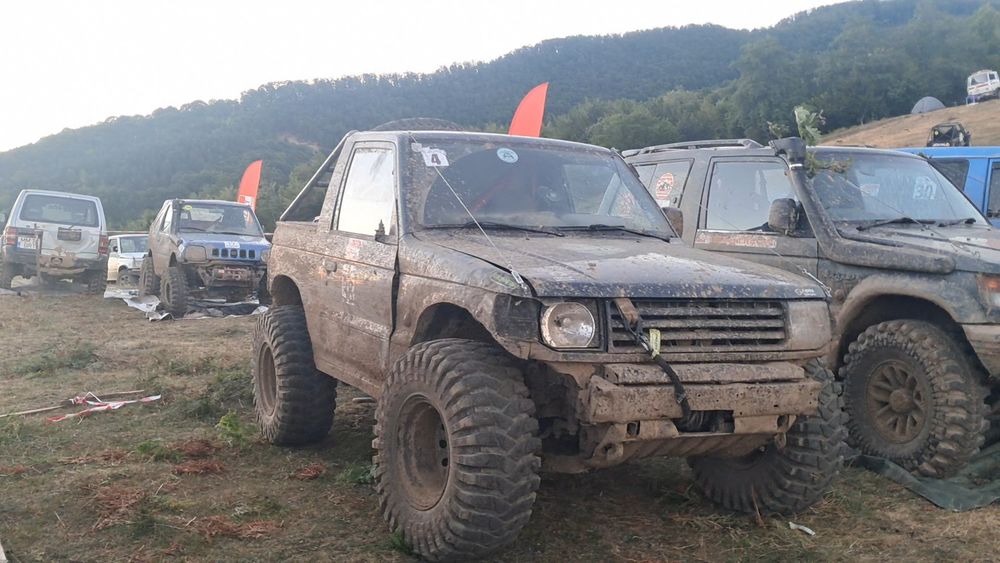 Vând mitsubishi pajero