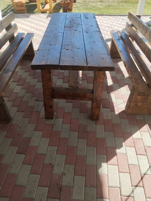 Masa de lemn lăcuită