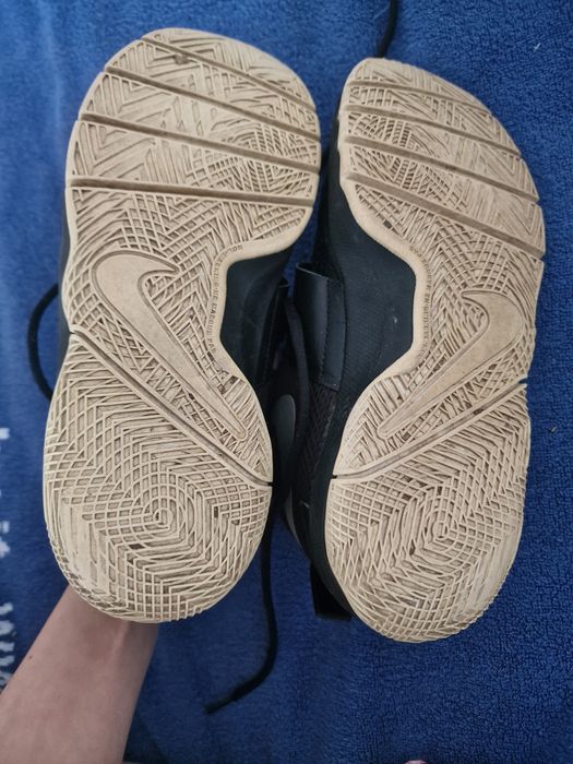 Adidasi Nike Team Hustle