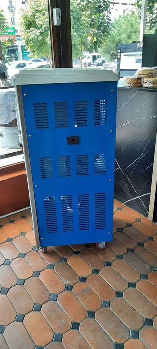 Фризер для мороженного 2500 в хорошем состоянии