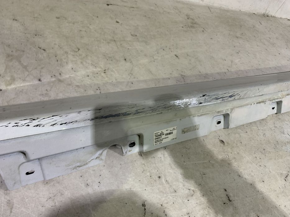 Prag dreapta BMW Seria 5, F10, F11, 2010, 2011, 2012, 2013, 2014, 2015, 2016, cod origine OE 51777184774.