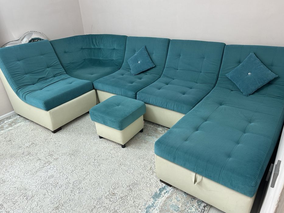 Продам Большой угловой диван + пуф