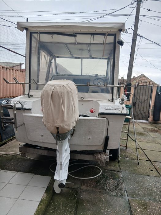 Barca Gobi cabinată cu motor și peridoc