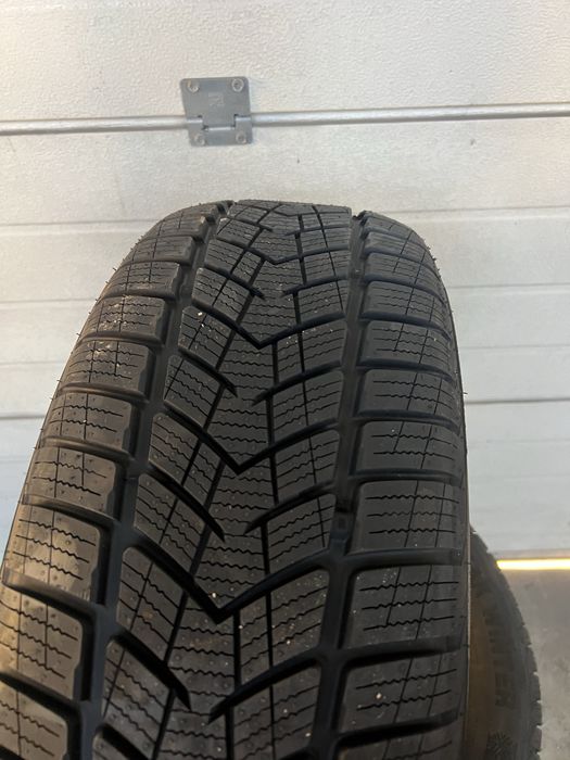 Чисто нови зимни гуми 225/55/18 crosswind