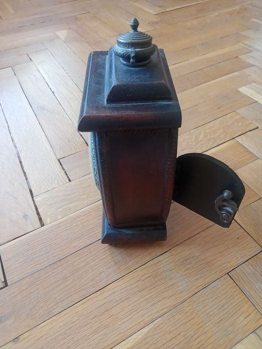 Старинен дървен часовник