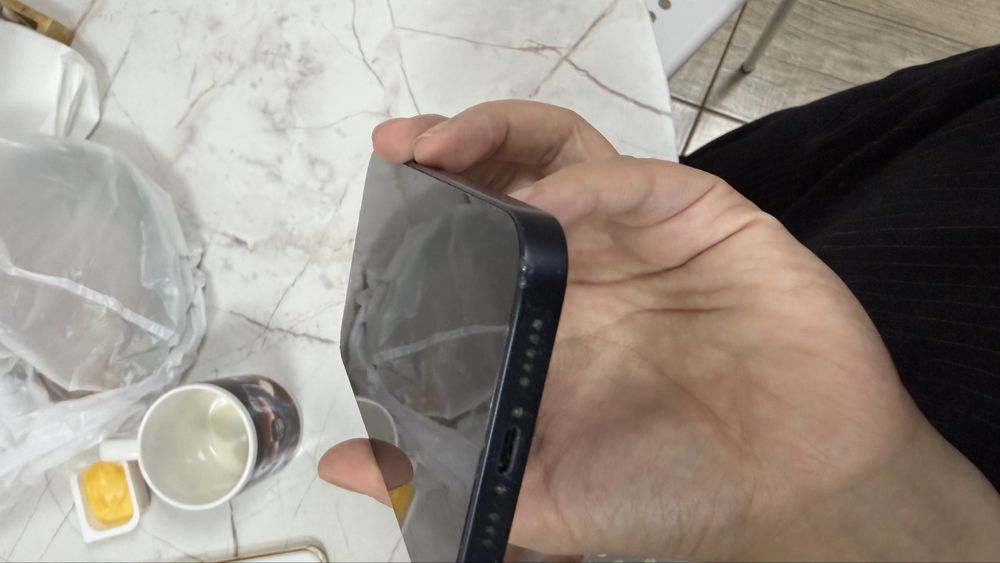 Продам IPhone 13