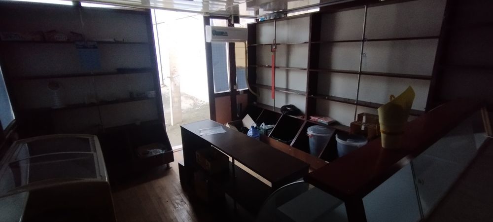 Savdo doʻkoni uchun 4ta Shkaflar 3 ta oynali vitrinalar sotiladi