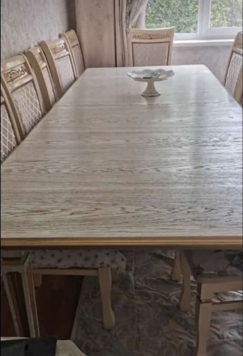 Срочно гостинный стол большой