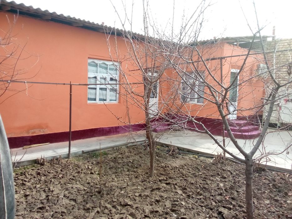 Uy sotiladi 7 ta xona 2 ta xommom 2 ta xojat xona oshxona