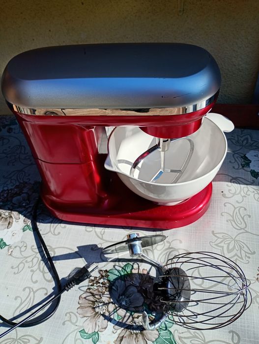 Mxer planetar Ohmex Professional SMX-1111 
Putere: 700W
6 trepte de viteză
Accesorii incluse: tel pentru mixare și cârlig pentru aluat