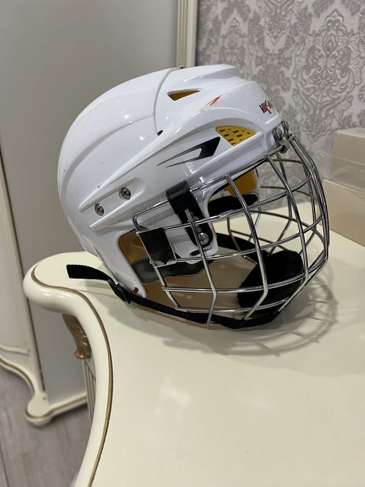 Продается хоккейный шлем