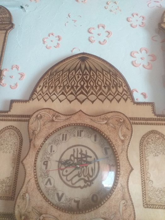 Агаштан жасалган сагат сатылады