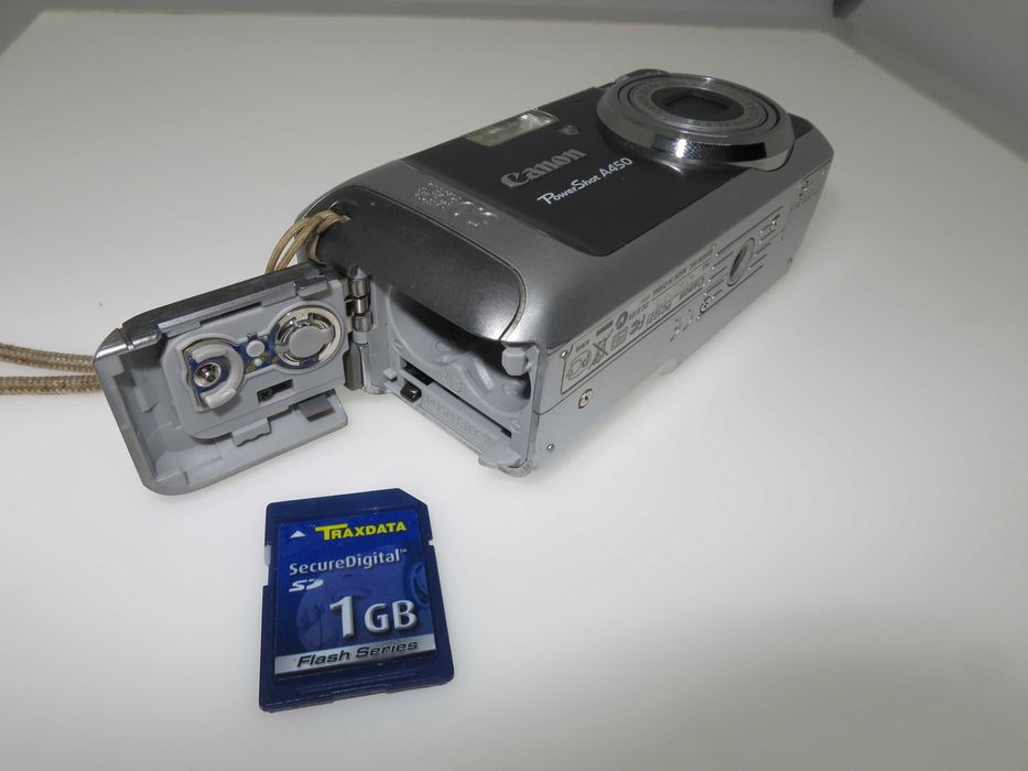 Canon PowerShot A450 компакен цифров фотоапарат, дигитална камера, в чудесно състояние - работи отлично!