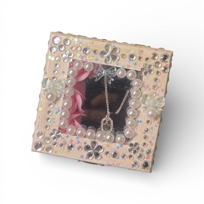 Подарък за нея - гривна с ръчно изработена подаръчна кутия и рози