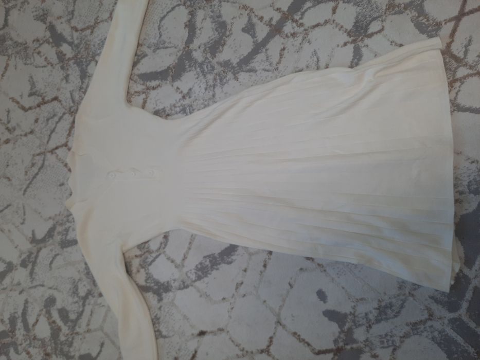 Продам тёплое бежовое платье за 5000