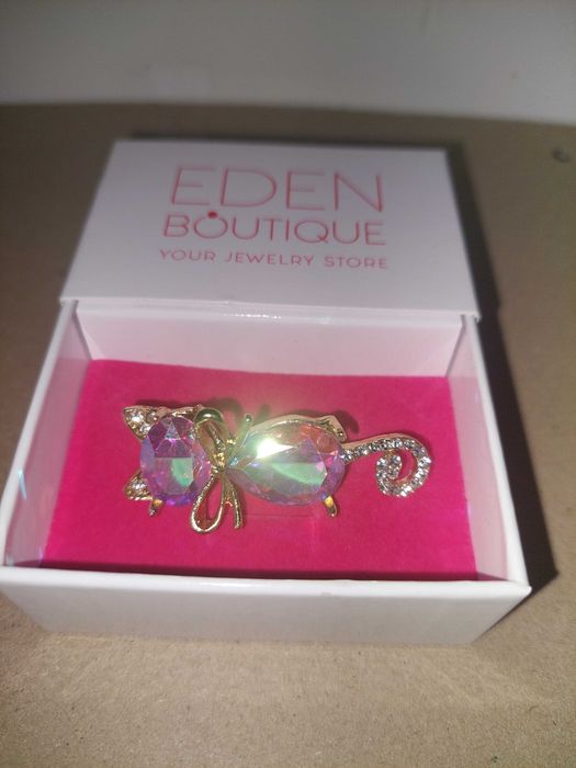 Brosa pisica cu strasuri mov in cutie cadou eden boutique