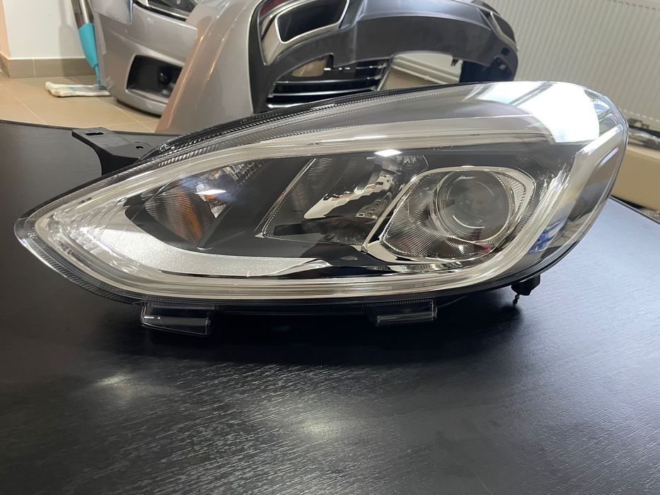 Far stânga Ford fiesta Mk8. Cu lupa. Nou. Cod: H1BB13101CJ