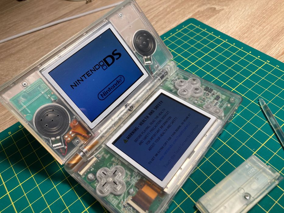 Nintendo DS Lite (нинтендо ДС Лайт) + R4 карта с игри