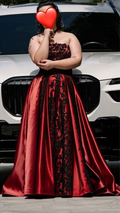 Червена абитуриентска рокля