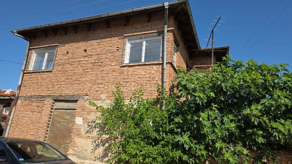 Къща с двор в с. Априлци