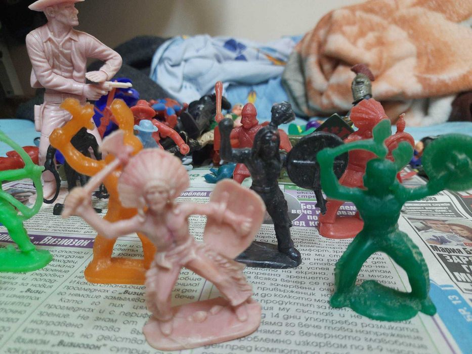 Реалистични фигурки за игра-каубои+индианци+рицари+войници+спайдърмени