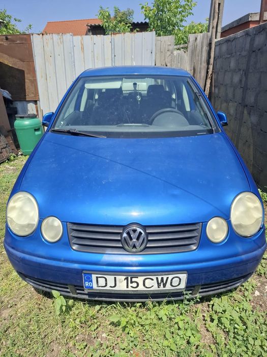Masină Polo albastră