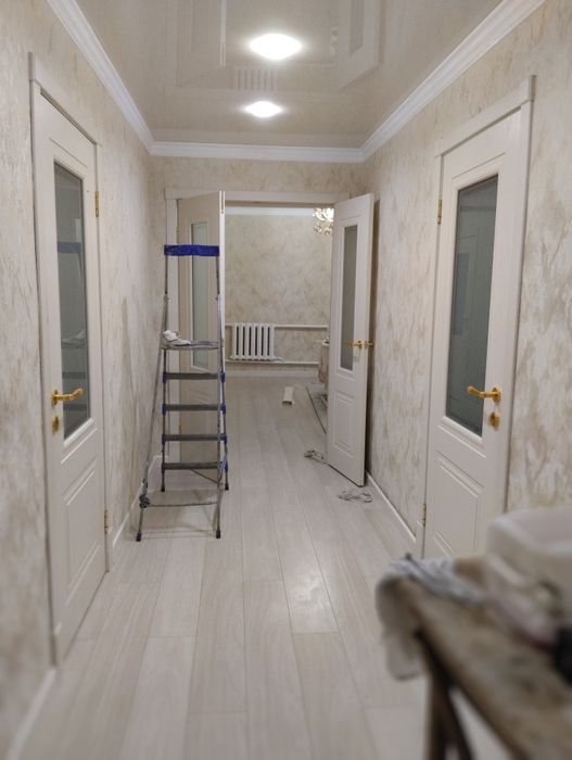 Поклейка обоев и галтелей