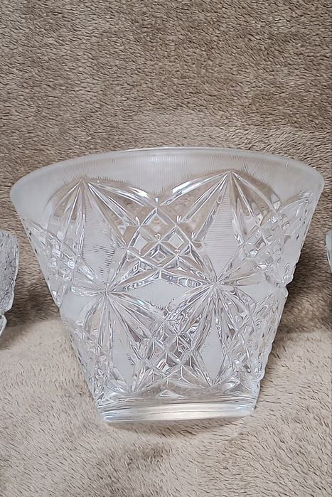 Продается посуда - хрусталь  и керамика .