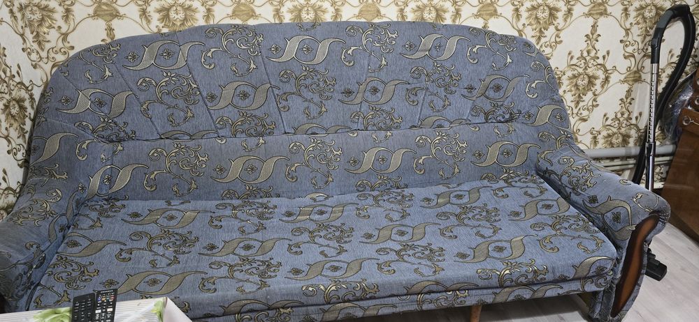 СРОЧНО. Продается хороший ДИВАН б/у