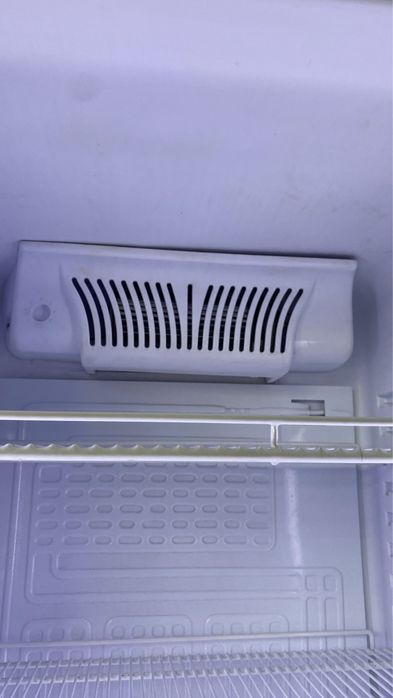 Vitrina frigorifica verticala pentru sucuri cu led