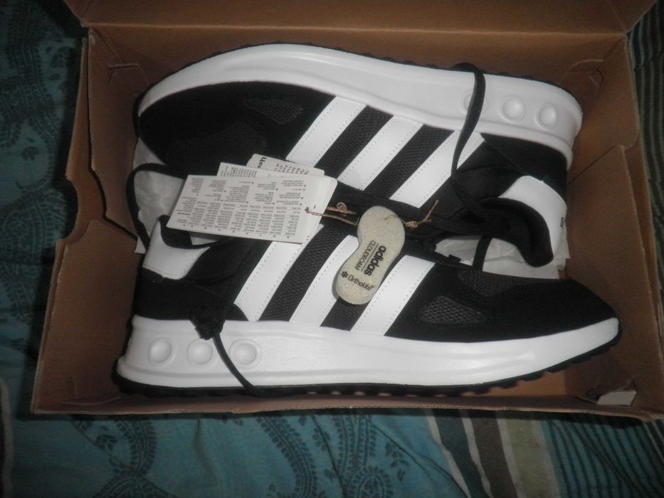 Продавам  маратомки  Ади  Дас  .