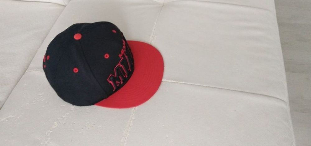 Vând Șapcă  fashion, sport,reglabila,noua, calitate.