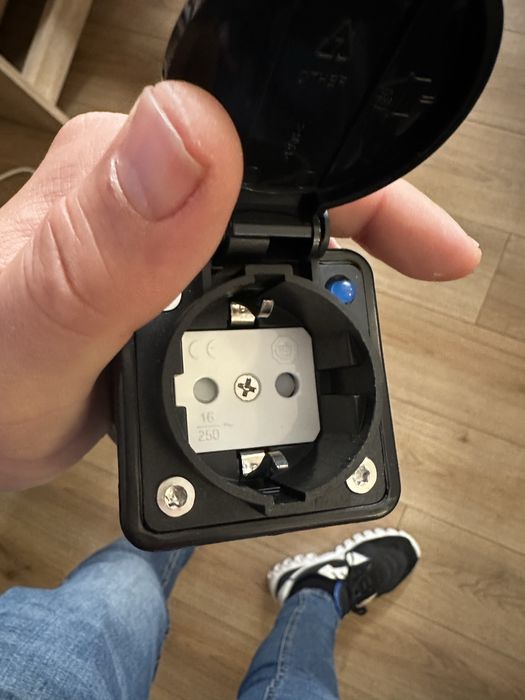 V2L  адаптер за захранване на 220 V