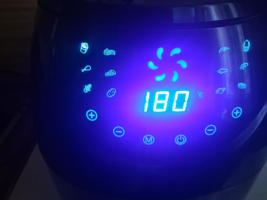 Vand air fryer ( friptoză cu aier cald)