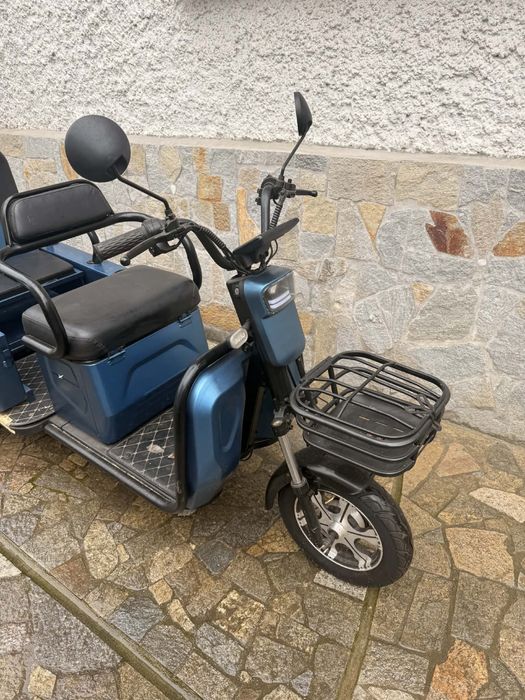 Електрическа двуместна триколка