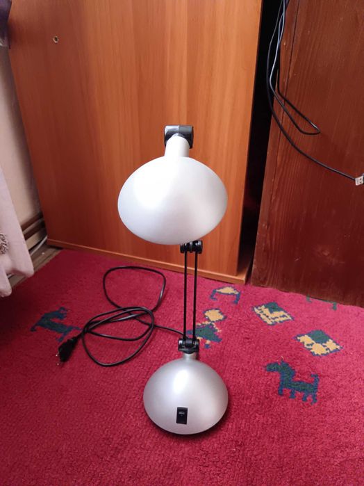 Vând o lampă de birou nouă, model cu braț reglabil și cap mobil.