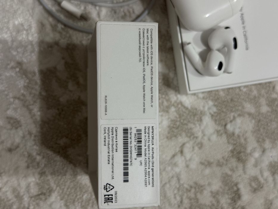 AirPods 3 поколения.