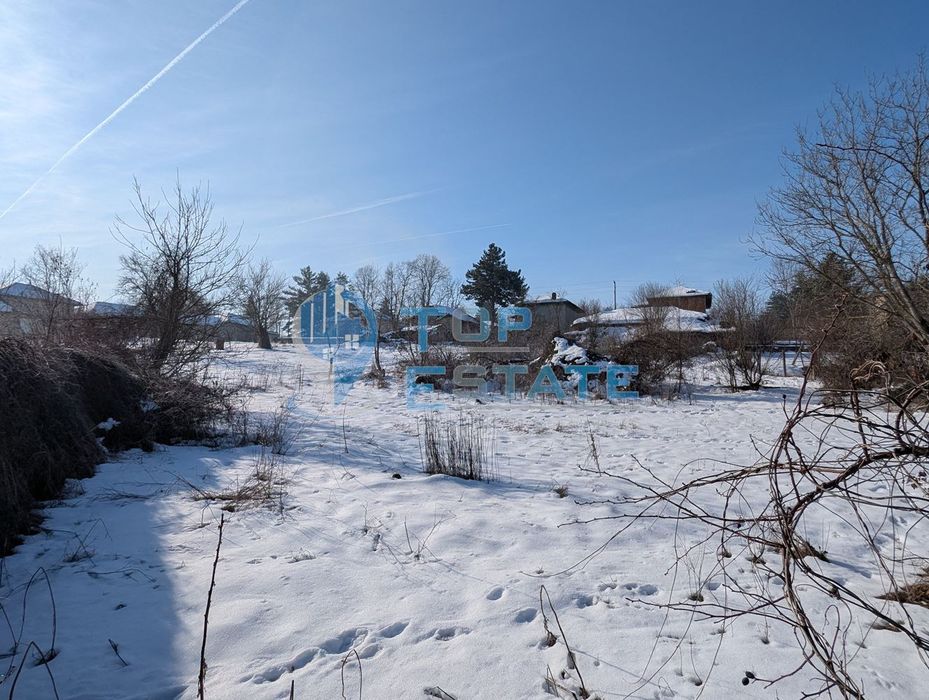 Двуетажна тухлена къща с голям двор в село Копривец, област Русе