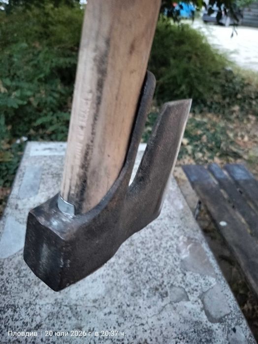 Предлагам изгодно стабилна брадва за цепене и сечене на дърва.